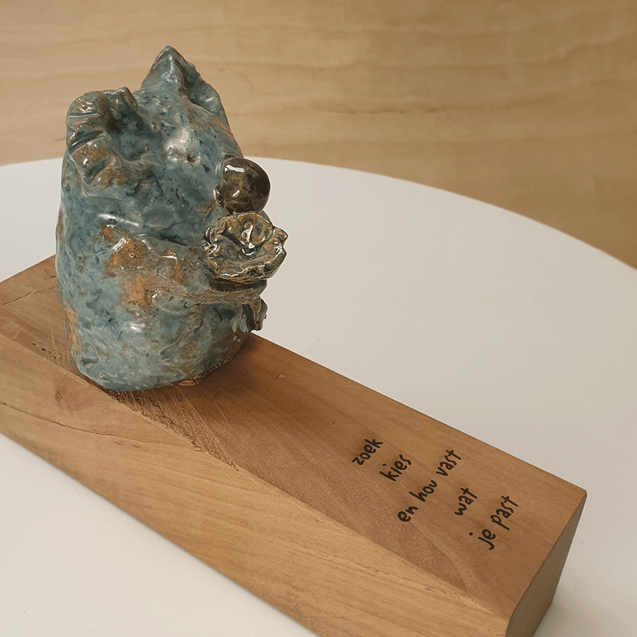 blauwe-koala-met-bloem-4