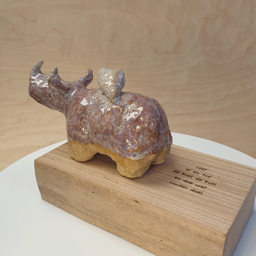 neushoorn-met-hart-2